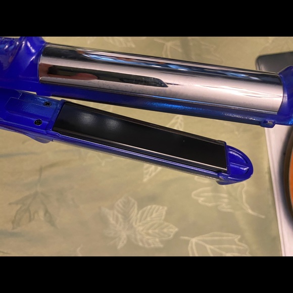 Lightly used hair curler/straightener - Picture 2 of 5